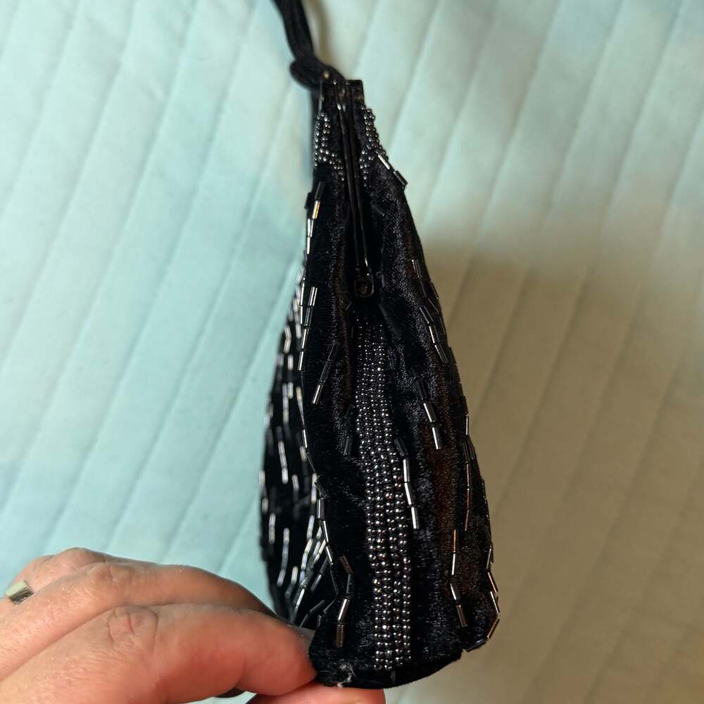 Vintage Black Velvet Beaded Evening Bag with Kiss Lock Closure - Picture 5 of 8